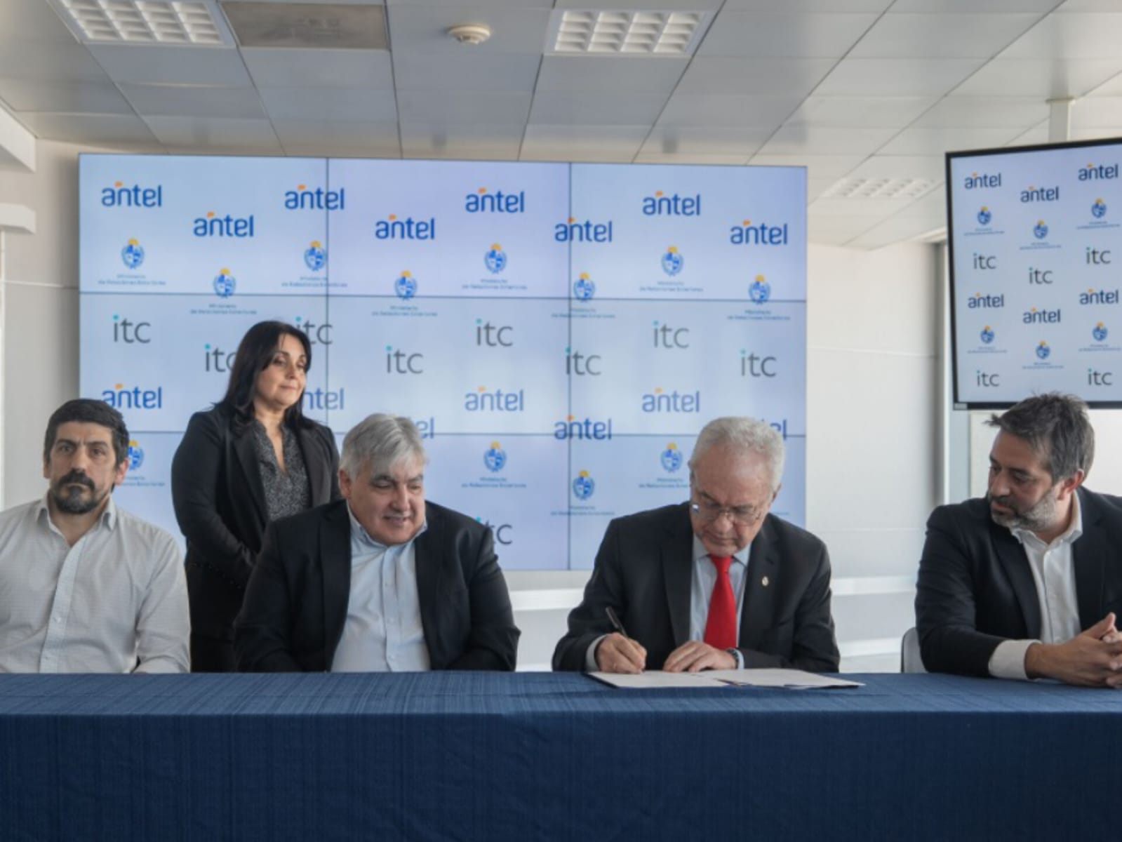 Cancillería avanza en su modernización digital mediante un acuerdo con Antel