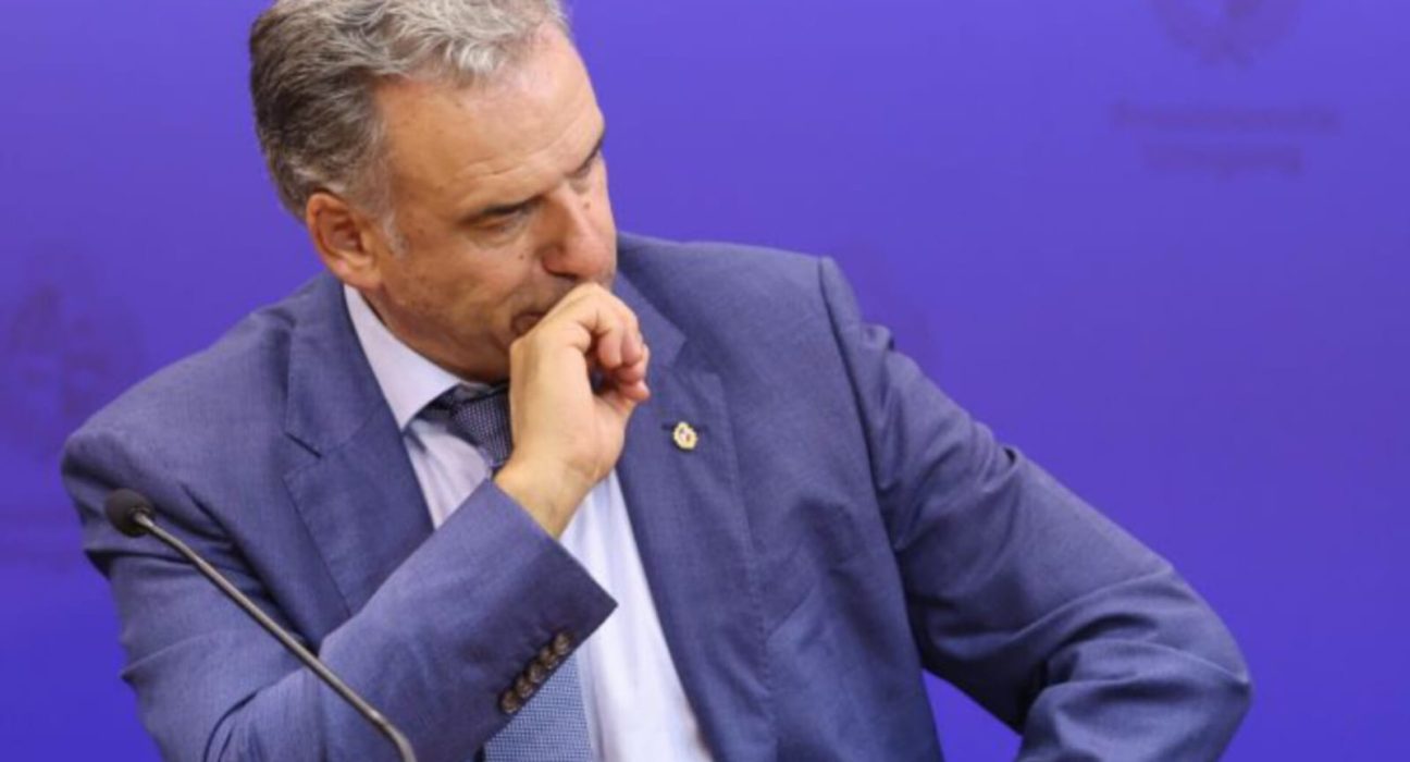 De acuerdo con la última encuesta de Opción, la imagen del presidente Yamandú Orsi también sigue en caída, con una aprobación del 22%.