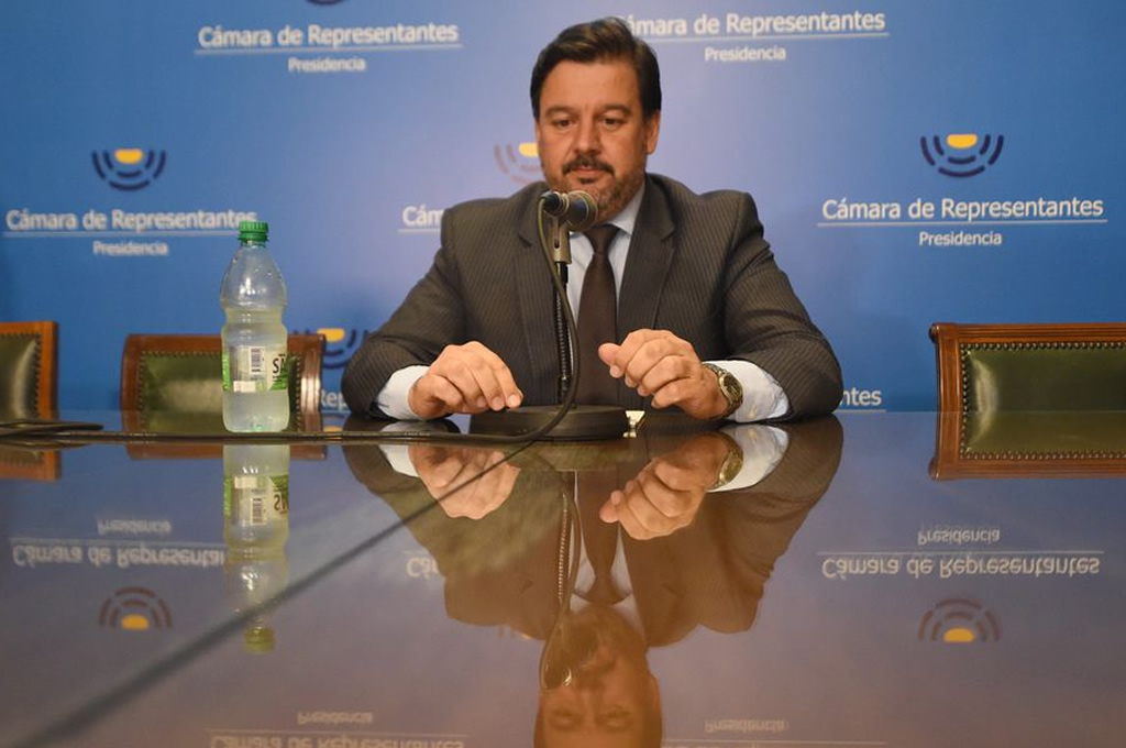 Adrián Peña renunció a su cargo como ministro de Ambiente