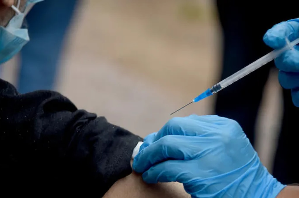 Mutualistas deberán vacunar contra COVID-19 en domicilio