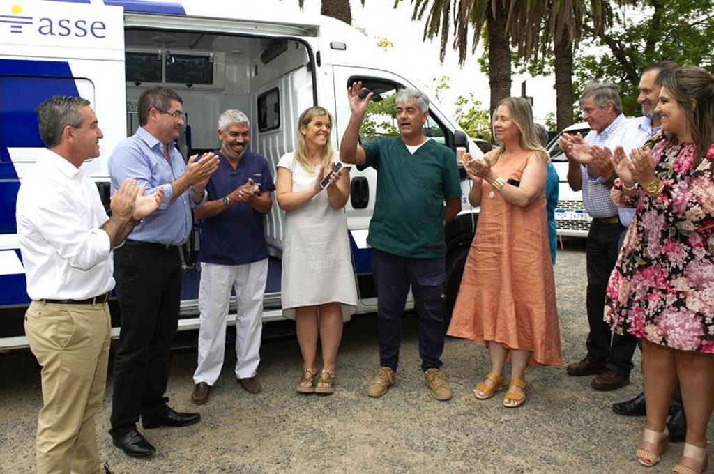ASSE entregó ambulancias especializadas en Mercedes y Dolores