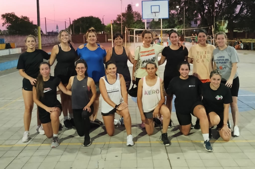 Clases de básquetbol en la Pista de Atletismo de Fray Bentos