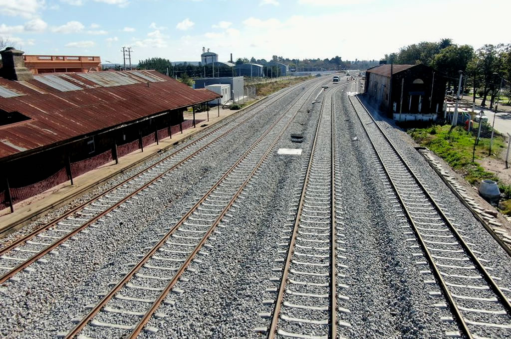 Inicio de traslado de locomotoras en vía ferroviaria entre UPM 2 y Montevideo