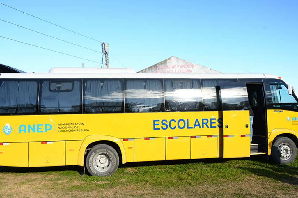 Vehículo adquirido por ANEP trasladará a estudiantes de zonas rurales a centros educativos