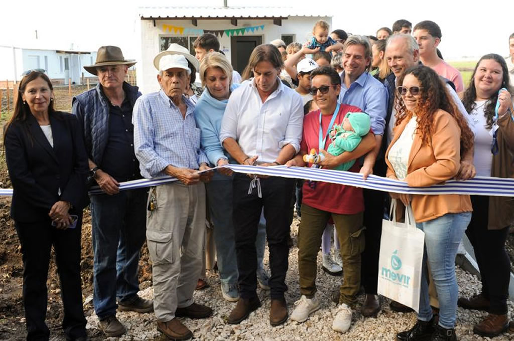 Más de 60 personas de Sarandí de Navarro recibieron las llaves de sus nuevos hogares