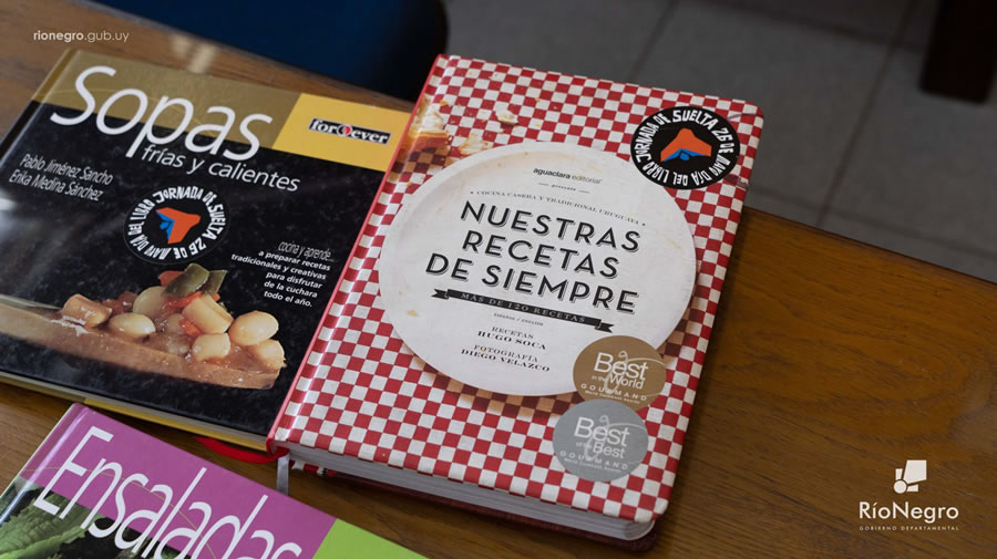 El Departamento de Turismo entregó libros a la Escuela Técnica