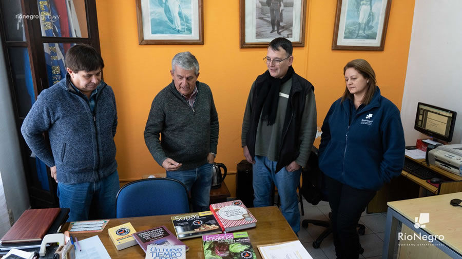 El Departamento de Turismo entregó libros a la Escuela Técnica